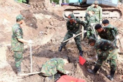 Huy động 3 máy cuốc đào đồi, phát hiện thêm 18 bộ hài cốt liệt sĩ ở công viên Lê Thị Riêng