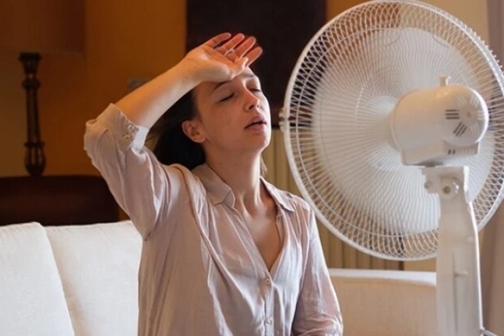 Vừa đi nắng về đã đứng trước quạt mạnh: Thói quen tưởng mát lại gây hại