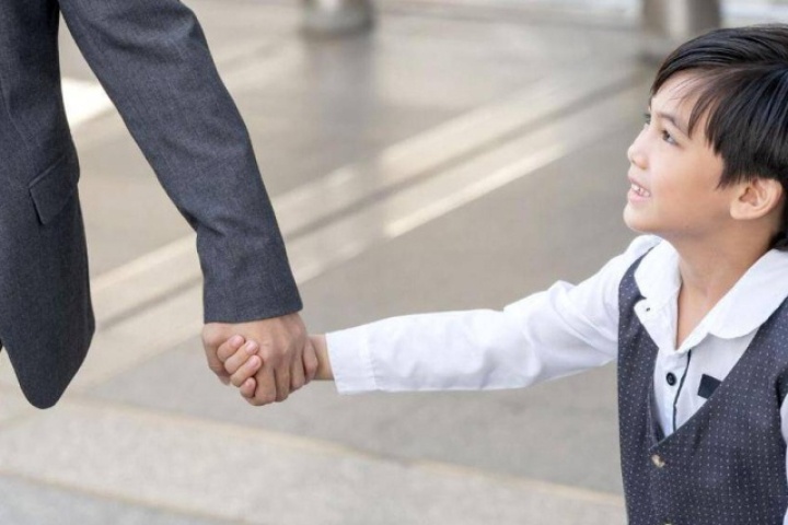 Con được khen, đừng vội nói 'Có gì đâu': Cha mẹ khéo léo sẽ biết đáp lại bằng 1 câu