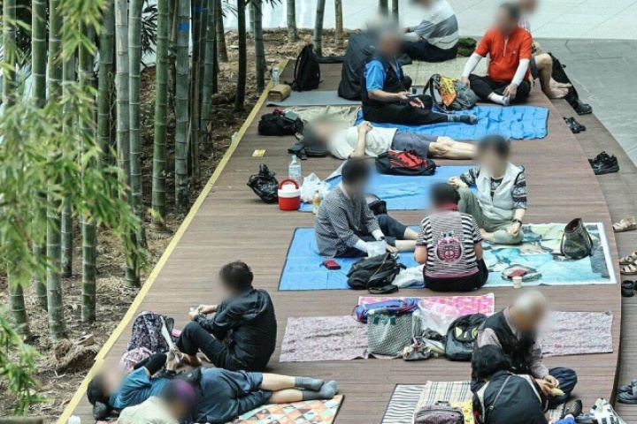 Vì sao người già Hàn Quốc kéo nhau tới sân bay tránh nóng?