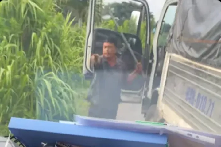 Làm rõ clip tài xế dùng hung khí đánh người do vượt xe không được