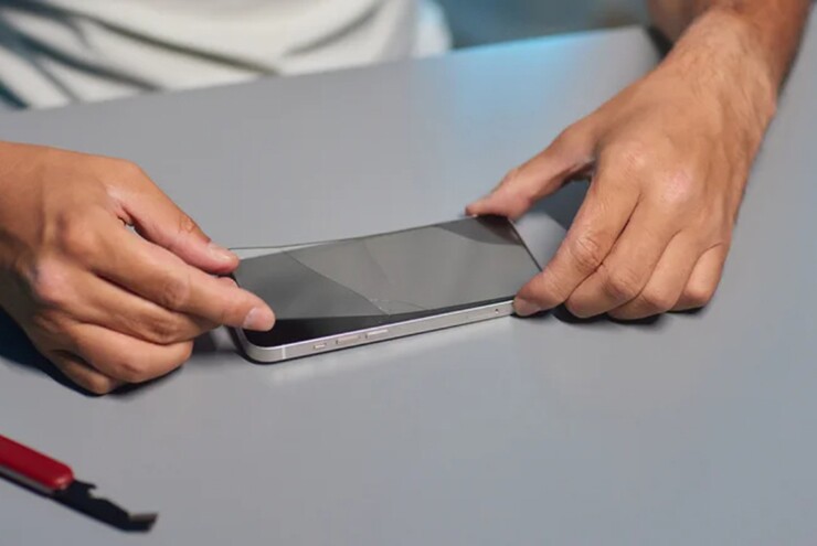 Miếng dán màn hình là một trong những phụ kiện phổ biến cho smartphone.