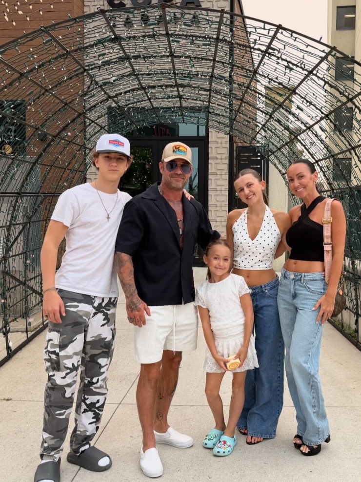 Bố Justin Bieber, ông Jeremy Bieber, bên vợ hiện tại và các con: Jaxon, Allie và Bay Bieber. Ảnh: Instagram Jeremy Bieber