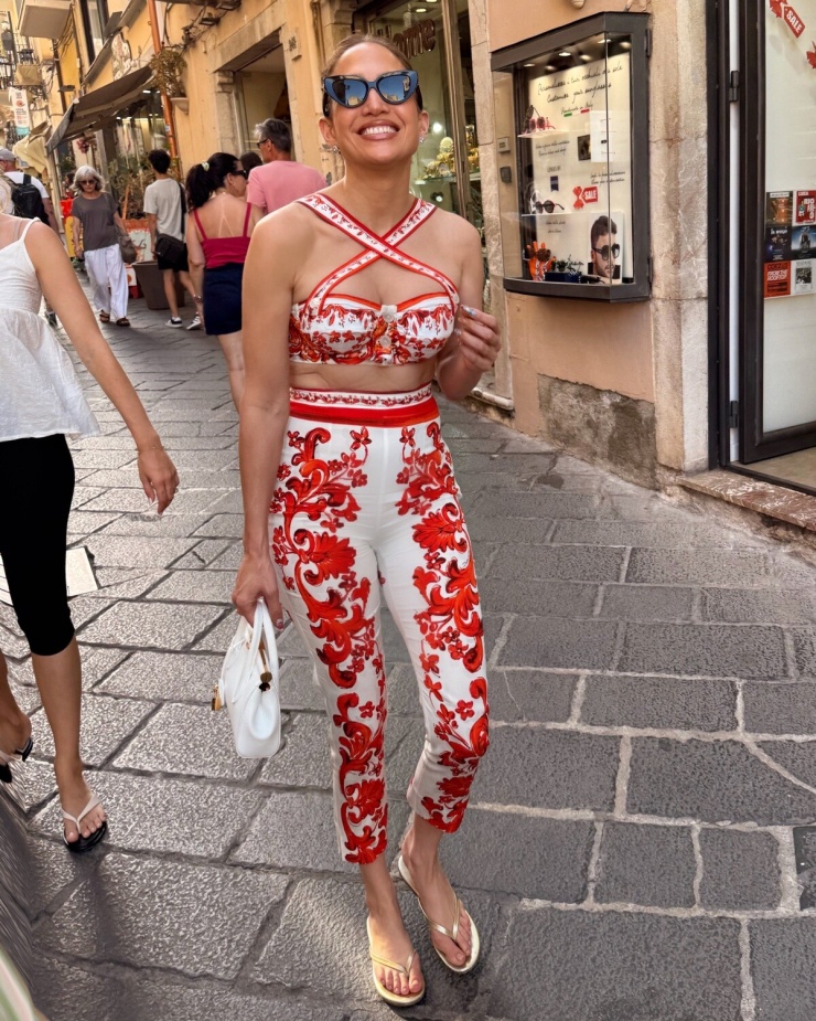 Váy áo mùa hè tôn dáng của Jennifer Lopez - 3