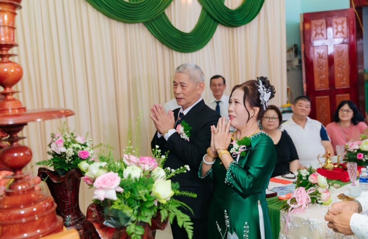 Vợ chồng bà Bé Mười thắp hương cho gia tiên trước sự chứng kiến của gia đình hai bên. Ảnh gia đình cung cấp