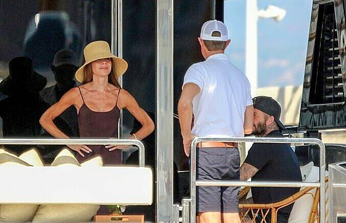 Vic - Becks trò chuyện với một người bạn trên du thuyền. Ảnh: Goffphotos