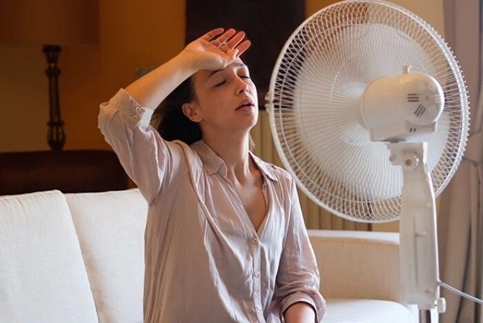 Người vừa đi nắng về ngồi ngay trước quạt hoặc điều hòa lạnh có thể gặp rối loạn tuần hoàn. (Ảnh minh hoạ)