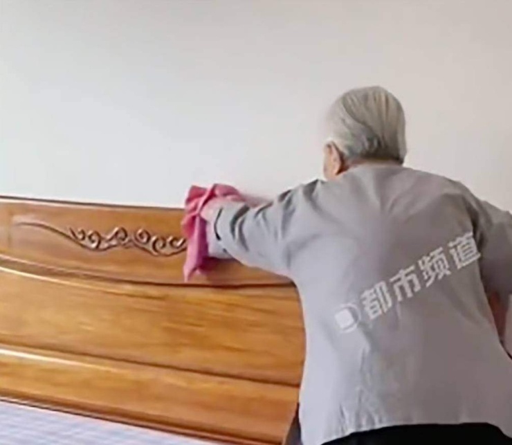 Cụ Wang duy trì làm việc nhà nhẹ nhàng để duy trì sự dẻo dai. Ảnh: ifeng