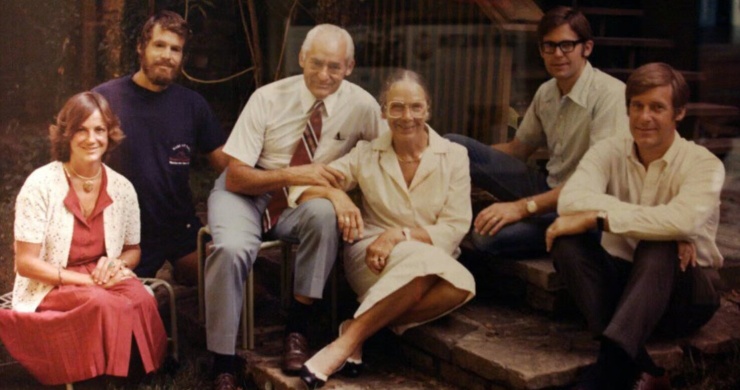 Sam Walton - nhà sáng lập Walmart và gia đình ông. Ảnh: BillionaireAddr/X