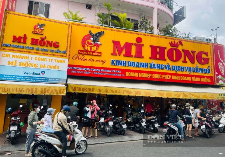 Ngày 9/8, tại các điểm giao dịch của Công ty TNHH Vàng Mi Hồng, TP.HCM, lượng khách hàng đến mua bán, giao dịch vàng vẫn duy trì đông đúc, phải xếp hàng chờ đến lượt. Ảnh: Vân Nguyễn