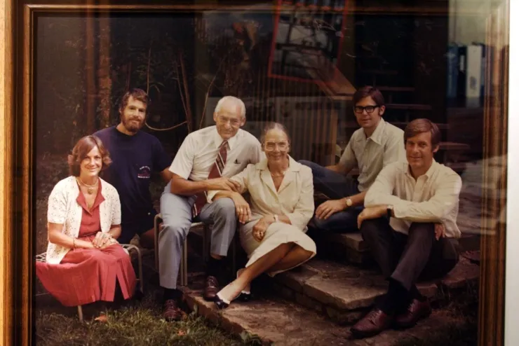 Sam Walton (cà vạt đỏ) - nhà sáng lập Walmart và gia đình ông. Ảnh: BillionaireAddr/X