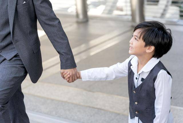 Cha mẹ khéo léo không phải là những người luôn tìm ra khuyết điểm của con, mà là người biết công nhận điều con đã làm tốt mà không khiến con trở nên tự mãn. Ảnh minh họa