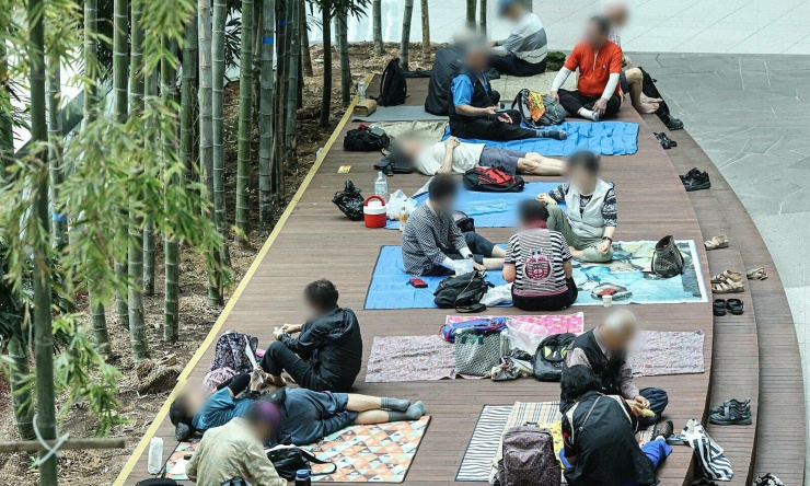 Người cao tuổi nằm trong khu vực nghỉ ngơi tại Nhà ga số 2 của Sân bay Quốc tế Incheon. Ảnh: Donga
