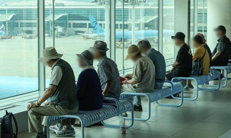 nhiều người cao tuổi tập trung tại khu vực nhìn ra đường băng. Ảnh: Donga