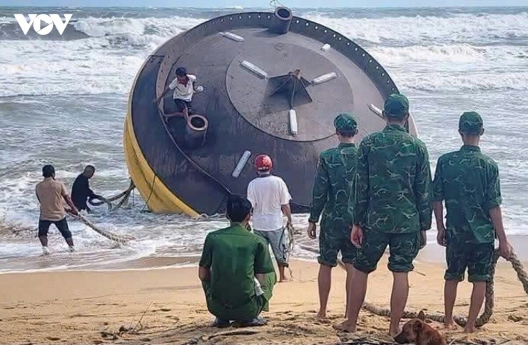Đồn Biên phòng Phổ Quang tìm chủ sở hữu phao "khổng lồ" trôi dạt vào bờ biển