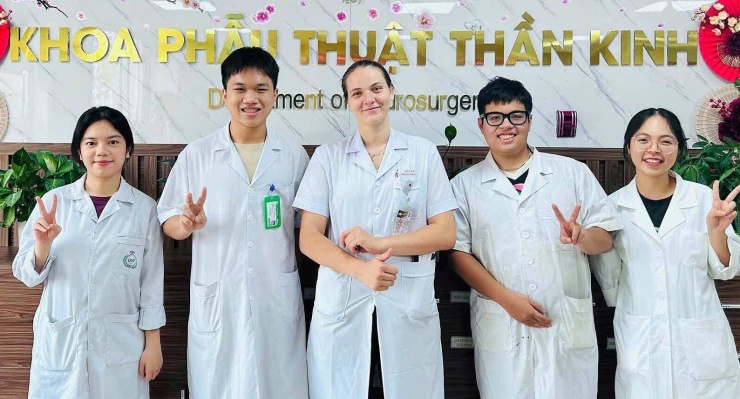 Sinh viên Đại học Paris-Saclay, Pháp, thực tập cùng sinh viên trường Đại học Y Dược, Đại học Quốc gia Hà Nội, hồi tháng 8. Ảnh: Fanpage trường