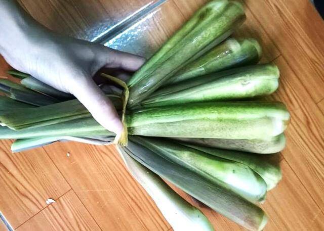 Củ niễng nhìn bề ngoài khá giống với củ sả. Ảnh HM