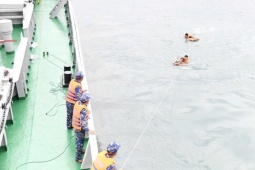 Vụ ba cô gái bị sóng cuốn mất tích: Tụi em bám lấy nhau nhưng sóng lôi ra xa rồi không thấy nhau nữa