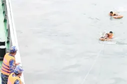Vụ ba cô gái bị sóng cuốn mất tích: Tụi em bám lấy nhau nhưng sóng lôi ra xa rồi không thấy nhau nữa