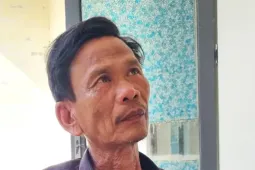 Cha già nín thở nhìn thợ lặn tìm con ở vùng biển Mũi Nghê