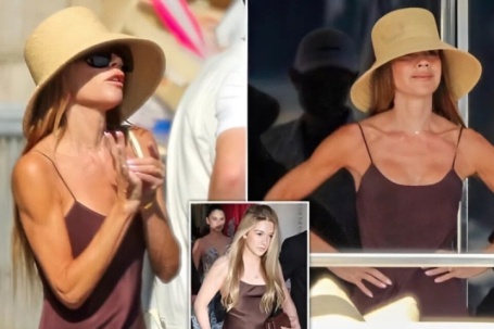 Victoria Beckham mặc váy giống con gái Harper