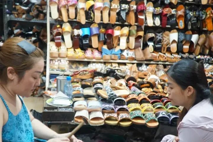 Món đồ xưa bất ngờ được người trẻ săn lùng ở ngôi chợ 100 tuổi