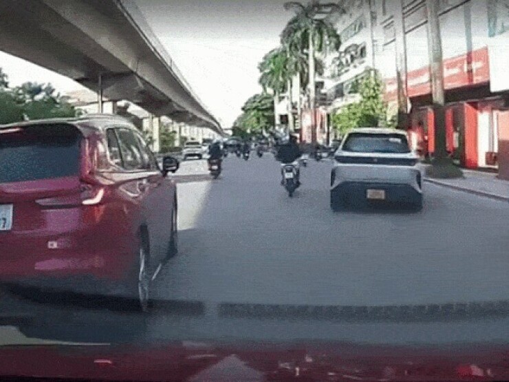 Xác minh clip ô tô vượt lên chèn ngã thanh niên đi xe máy