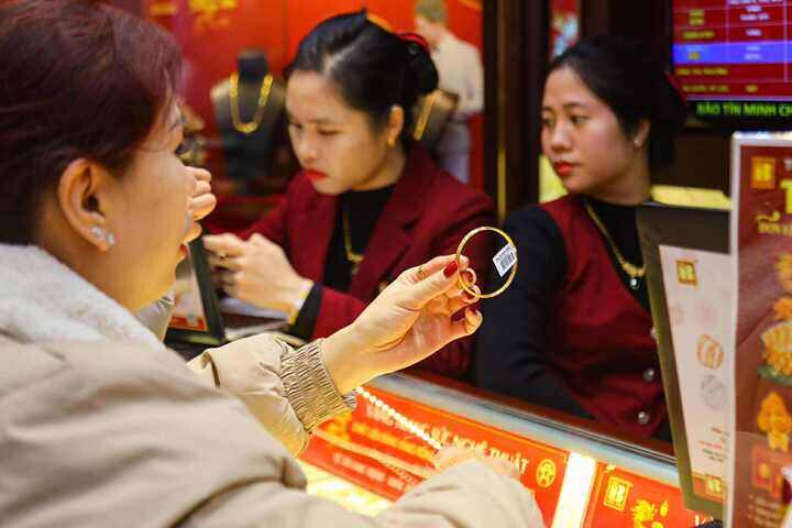 Giá vàng hôm nay tiếp tục đứng ở ngưỡng cao. (Ảnh minh họa: Minh Đức).