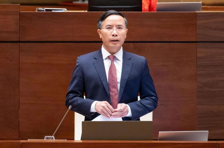 Tư lệnh ngành ngân hàng giải trình hàng loạt vấn đề liên quan đến dự thảo sửa đổi, bổ sung 3 Luật của ngành Ngân hàng (Ảnh: Media QH).