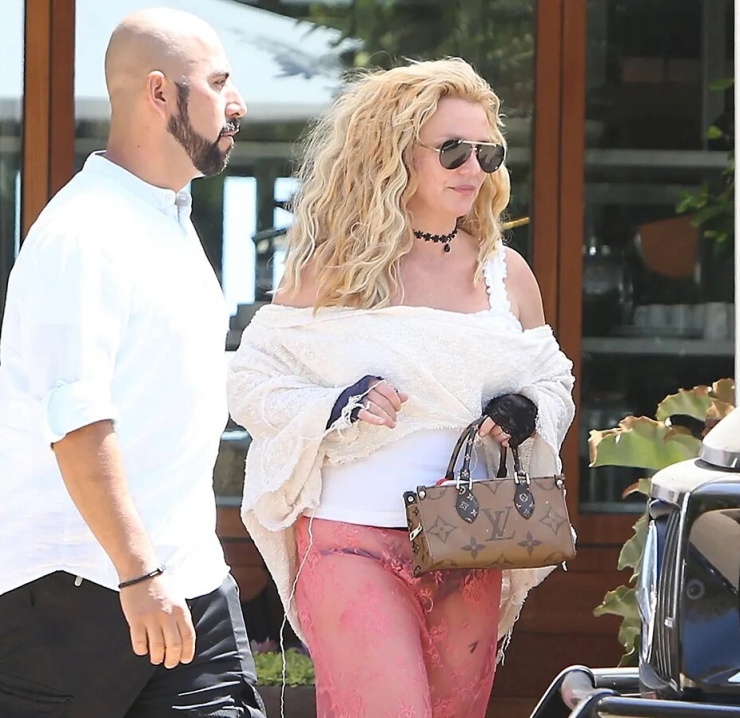 Britney đeo kính ra phố hôm 4/8. Ảnh: X17