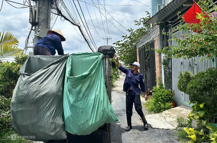 Chị Dung cùng đồng nghiệp thu gom rác ở phường Thới An, tháng 7/2026. Ảnh: Lê Tuyết