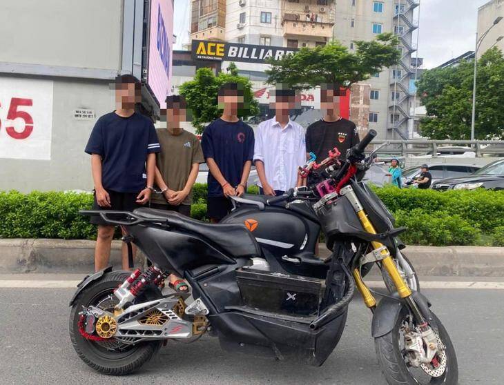 Triệu tập nhóm thanh thiếu niên 'bốc đầu xe' trên phố Trường Chinh, Hà Nội. Ảnh: Công an TP Hà Nội