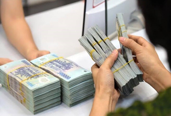 Đầu tháng 8, nhiều ngân hàng bất ngờ hạ lãi suất huy động ở một số kỳ hạn. (Ảnh minh họa)