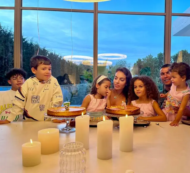 Cristiano Ronaldo bên vị hôn thê và các con. Ảnh: IG