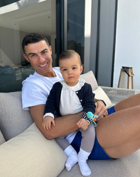Một tháng sau, Ronaldo và Georgina công bố tên con gái là Bella Esmeralda.
