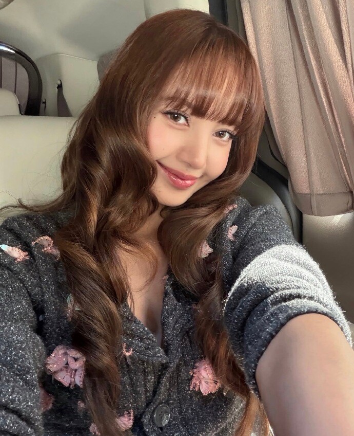 Lisa tại buổi livestream gặp fan nhân 10 năm thành lập Blackpink. Ảnh: Instagram