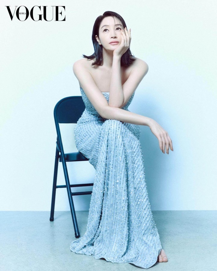 Ở tuổi 55, Kim Hye Soo vẫn duy trì vóc dáng săn chắc, khỏe khoắn với cơ bắp rõ nét và phong thái năng động, nhờ duy trì thói quen tập luyện đều đặn trong nhiều năm. Ảnh: Vogue Korea