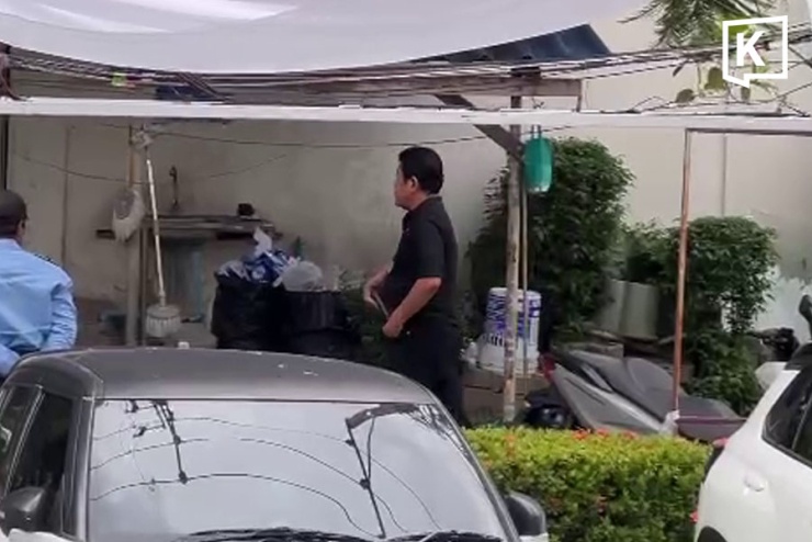 Nghi phạm Chalong Riewrang dắt súng vào cạp quần rời khỏi hiện trường. Ảnh: Khaosod
