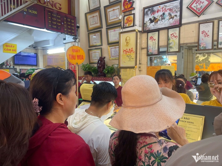 Người dân xếp hàng giao dịch tại Mi Hồng. Ảnh: Thu Hà