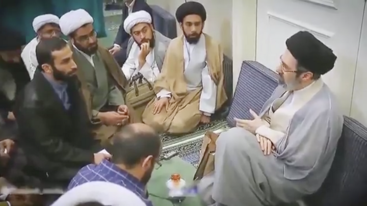 Trước đó, truyền thông Iran công bố video cho thấy Lãnh tụ Tối cao Mojtaba Khamenei đang trò chuyện cùng nhiều quan chức.