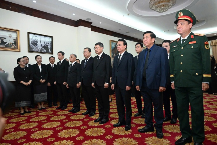 Đoàn đại biểu Chính phủ do Thủ tướng Lê Minh Hưng dẫn đầu viếng Chủ tịch Quốc hội Lào 