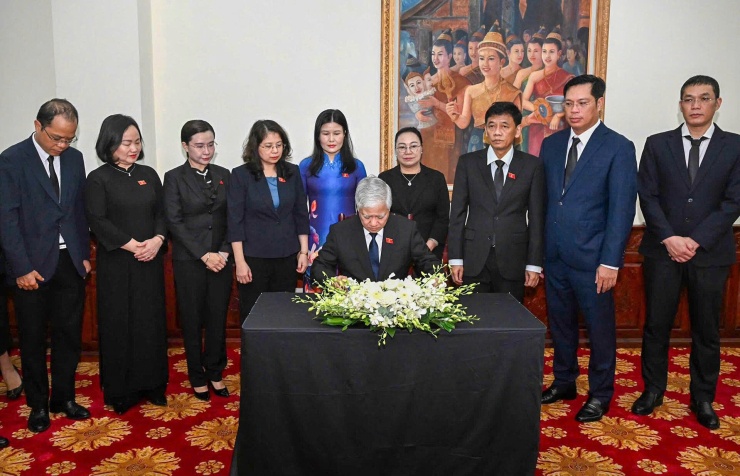 Phó Chủ tịch thường trực Quốc hội Đỗ Văn Chiến ghi sổ tang