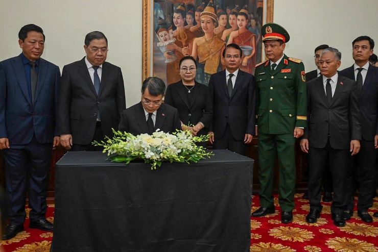 Thủ tướng Lê Minh Hưng ghi sổ tang