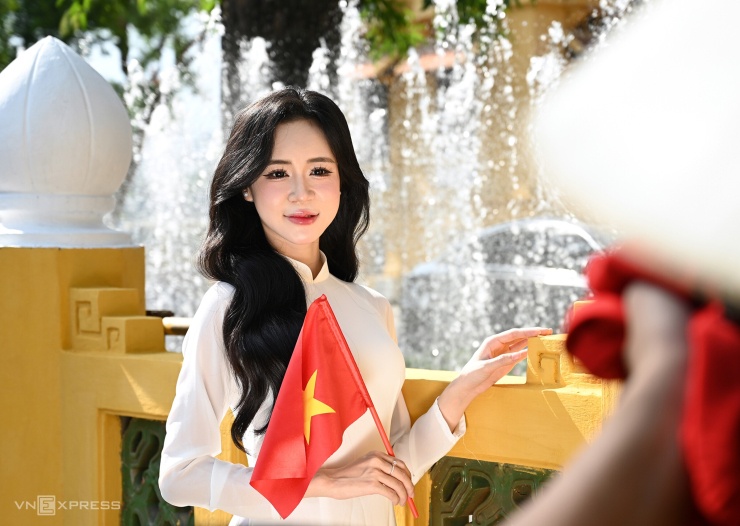 Thiếu nữ Hà Nội chụp ảnh với áo dài. Ảnh: Giang Huy