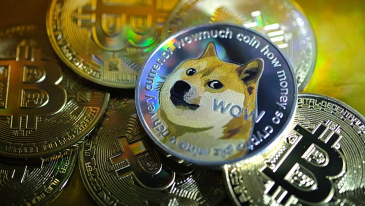 Đồng xu biểu trưng của Dogecoin - một trong những meme coin lớn nhất trên thị trường - được đặt trên các đồng xu biểu trưng của Bitcoin. Ảnh: CNBC