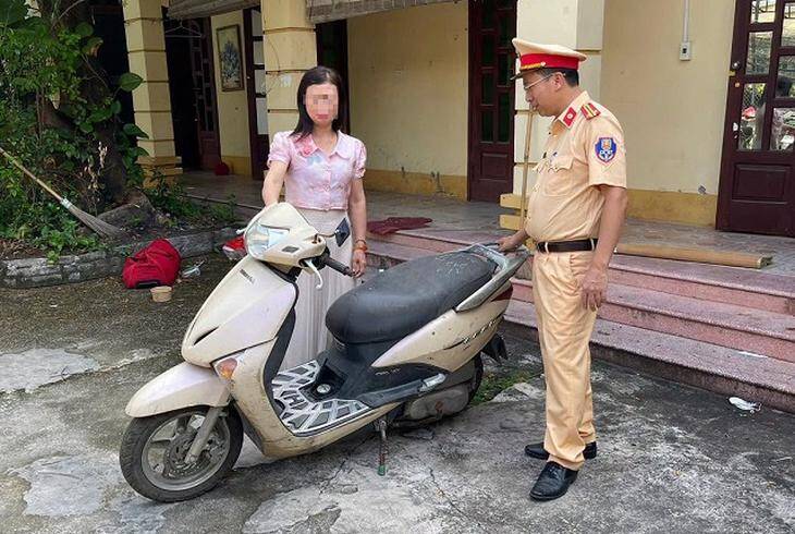 CSGT bàn giao chiếc xe cho bà Phạm Thị Q. Ảnh: Công an tỉnh Bắc Ninh.
