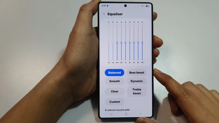 Equalizer cung cấp nhiều thiết lập sẵn hoặc tùy chỉnh tần số âm thanh theo ý thích.
