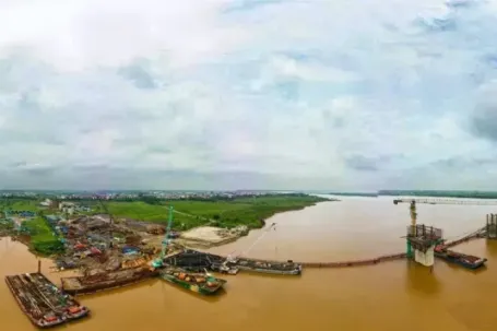Hình hài 9 trụ cầu Hồng Hà vươn cao giữa sông Hồng