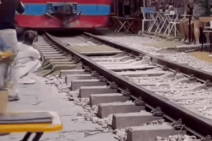 Clip tàu hỏa va chạm với 1 phụ nữ ở phố đường tàu Văn Miếu