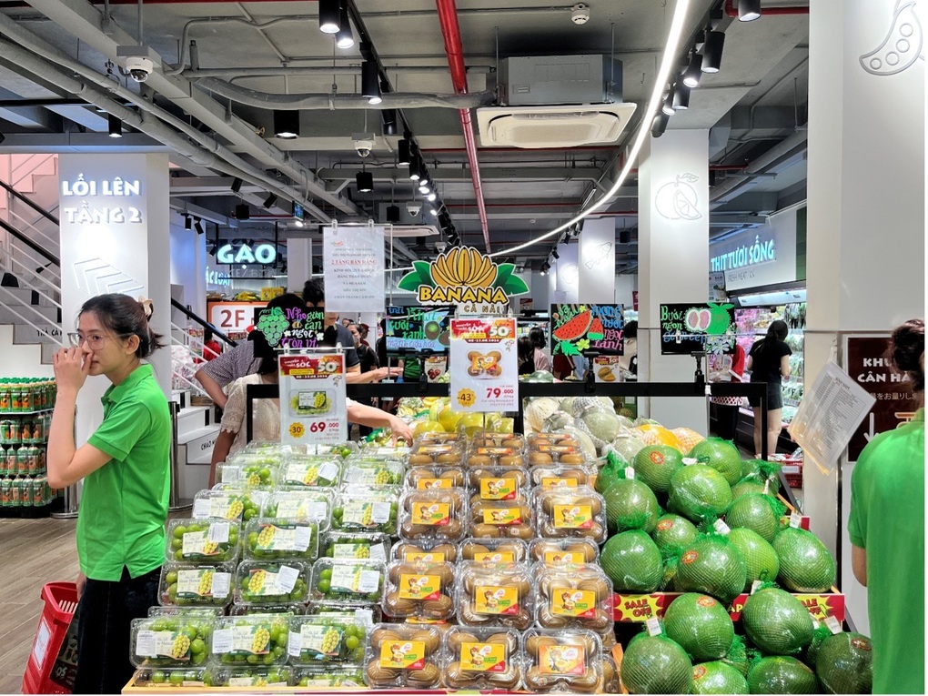 Không gian mua sắm hiện đại tại FujiMart Linh Đàm.